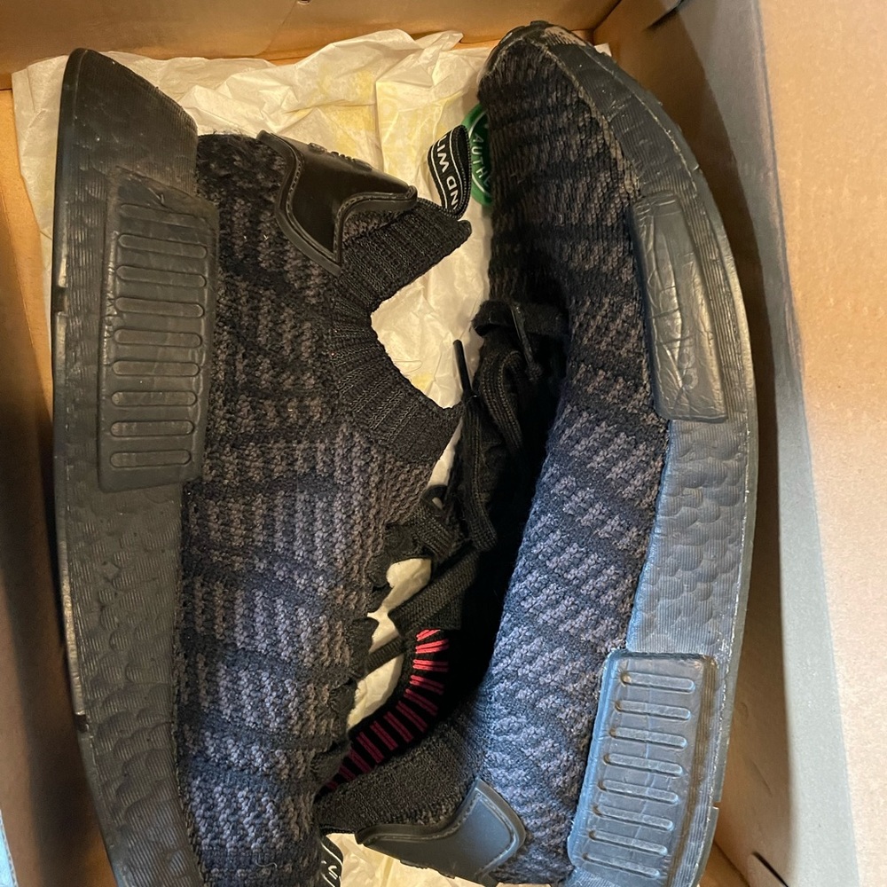 Black uncaged NMDs